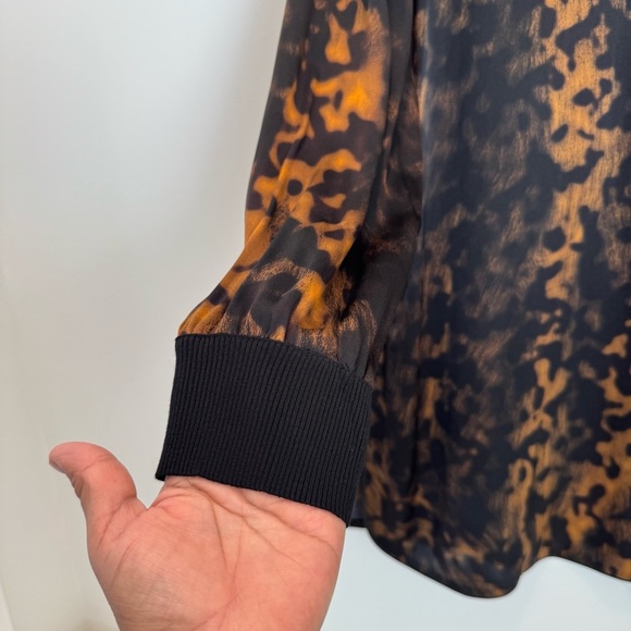 Lafayette 148 Kelsey Leopard Print 100% Silk Split Neck Blouse size M - Picture 4 of 10